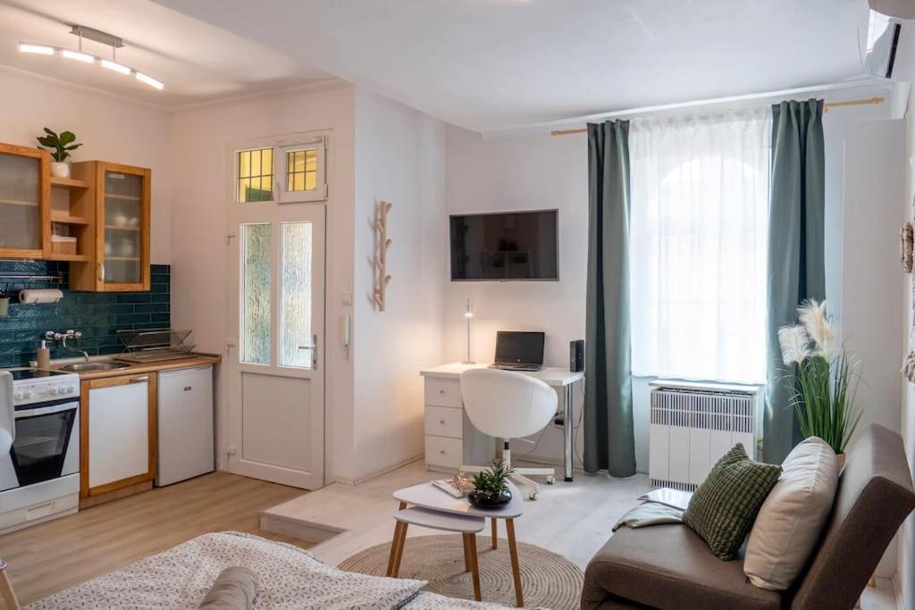 Edna Studio With Balcony Будапеща Екстериор снимка