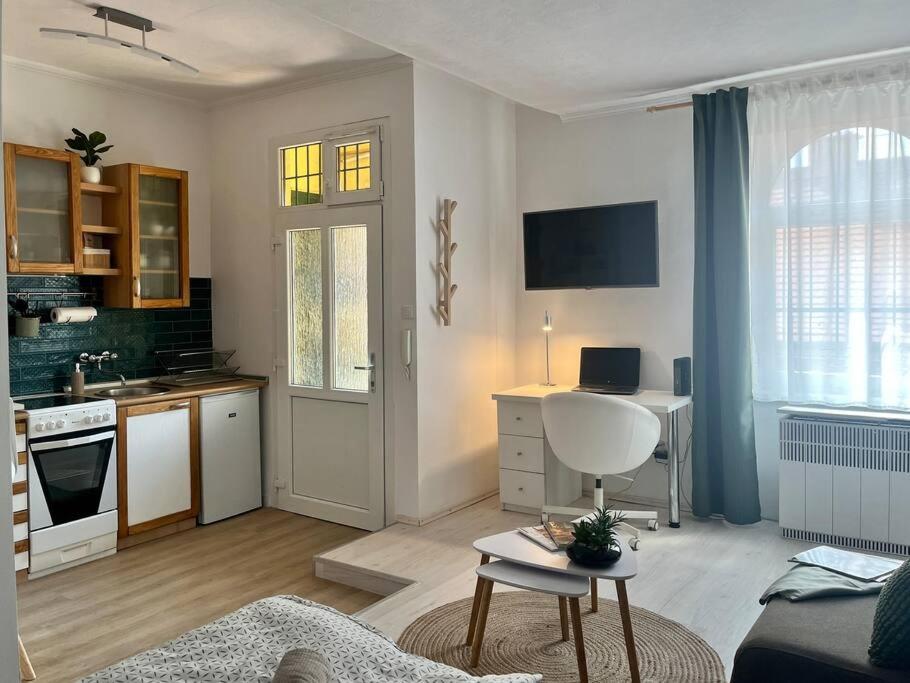 Edna Studio With Balcony Будапеща Екстериор снимка